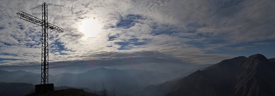 Croce del Pizzo di Spino (958 m) con vista in Canto Alto, conca di Zogno e Monte Zucco